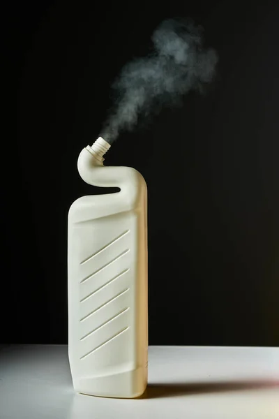 Használt Műanyag Palack Füsttel Sötét Háttérrel Háztartási Tisztítószer Globális Felmelegedési — Stock Fotó