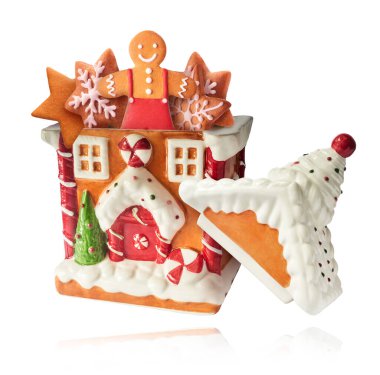 Noel kartı. Havaya düşen zencefilli kurabiyeler beyaz arka planda izole edilmiş. Zencefilli kurabiye evi ve erkek kurabiyeleri. Noel havalanması ya da sıfır yerçekimi kavramı. Yüksek çözünürlük.