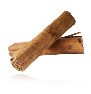 Taze kurutulmuş çiğ tarçın çubuğu beyaz arka planda izole bir şekilde havaya düşüyor. Yiyecek baharatları havada uçuyor ya da yerçekimi sıfır. Yüksek çözünürlük.