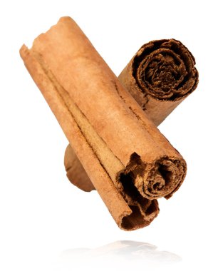 Taze kurutulmuş çiğ tarçın çubuğu beyaz arka planda izole bir şekilde havaya düşüyor. Yiyecek baharatları havada uçuyor ya da yerçekimi sıfır. Yüksek çözünürlük.