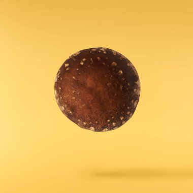 Sarı arka planda izole edilmiş taze çiğ Shiitake mantarları havada uçuşuyor. Gıda havalanması veya sıfır yerçekimi kavramı.