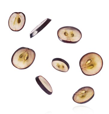 Beyaz arka plana izole edilmiş taze organik Mavi Üzüm düşüyor. Gıda havalanması veya sıfır yerçekimi kavramı.