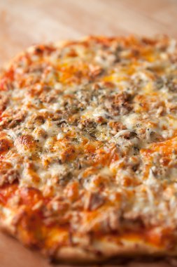 Lezzetli ton balıklı pizza biber ile 