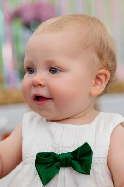 Belo bebê loiro sorrindo — Fotografia de Stock