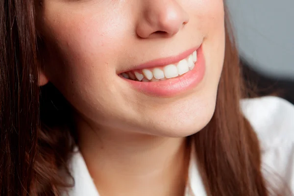 Ragazza smilig con denti bianchi — Foto Stock