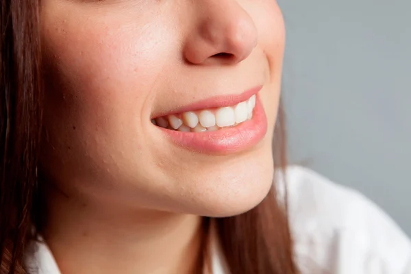 Mädchen lächelt mit weißen Zähnen — Stockfoto