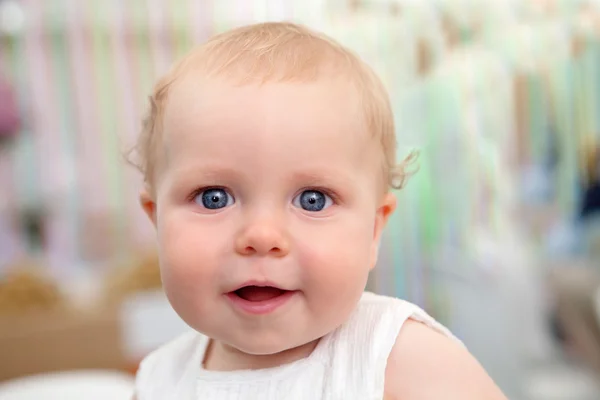 Belo bebê loiro sorrindo — Fotografia de Stock