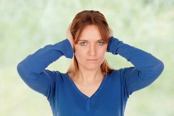 Mujer triste cubriéndose los oídos — Foto de Stock