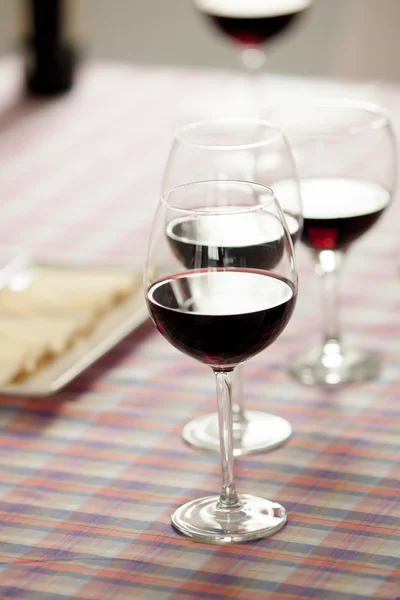 Verres de vin rouge et plateau de fromage — Photo