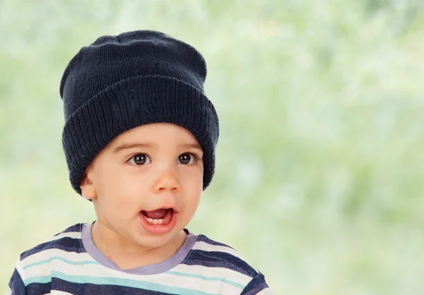 Bebê adorável com boné de lã — Fotografia de Stock