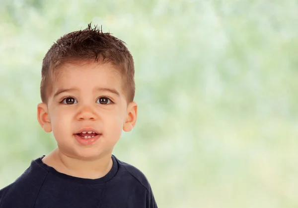 Adorable bébé garçon en t-shirt bleu — Photo