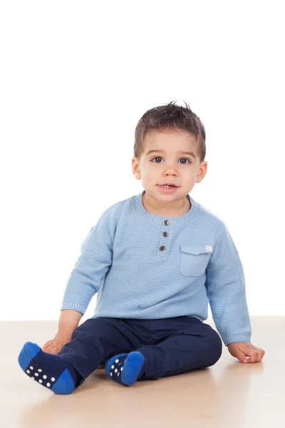 Schattig babyjongen zittend op de vloer — Stockfoto