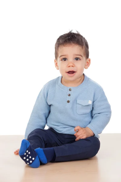 Schattig babyjongen zittend op de vloer — Stockfoto