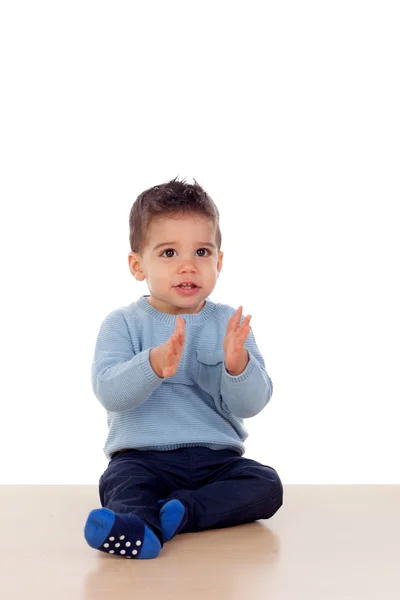 Adorável menino sentado no chão — Fotografia de Stock