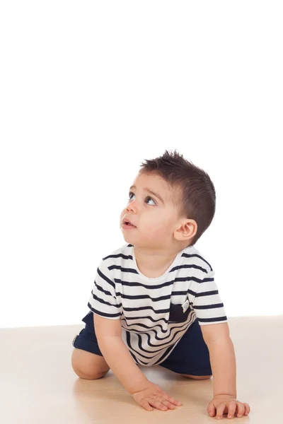 Очаровательный мальчик в полосатой футболке — стоковое фото