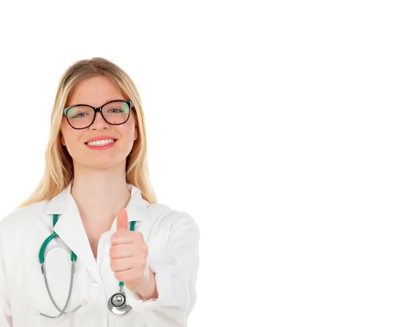 Médico mulher loira em casaco branco — Fotografia de Stock