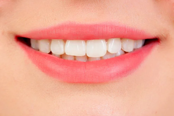 Güzel gülümseme ile beyaz teeths — Stok fotoğraf
