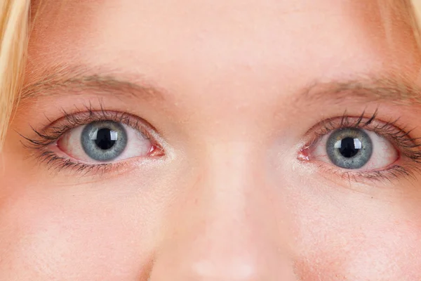 Mujer con ojos azules — Foto de Stock