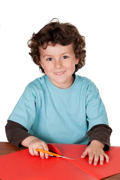 Niño haciendo manualidades con cartón y tijeras — Foto de Stock