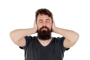 Kulakları kapsayan uzun sakallı yakışıklı adam 