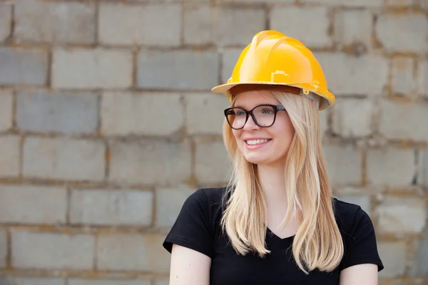 Mladý architekt žena s žlutou helmu — Stock fotografie