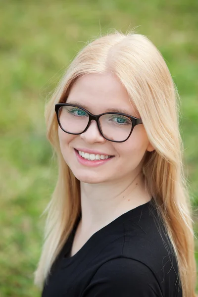 Ragazza bionda con gli occhiali sorridente — Foto Stock