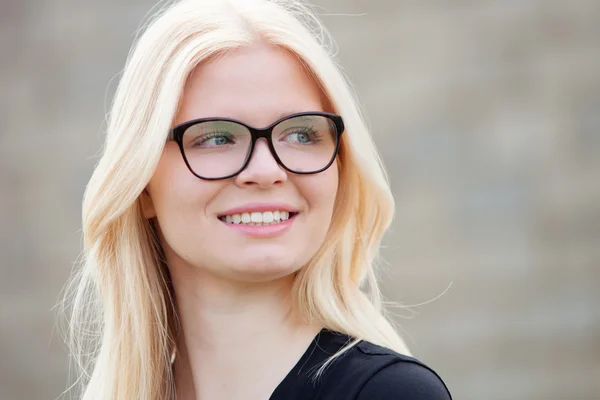 Blonde fille avec des lunettes souriant — Photo