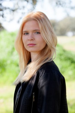 açık, güzel genç sarışın kız 