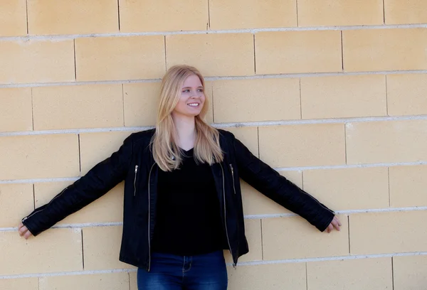 Mujer rubia bonita al aire libre — Foto de Stock