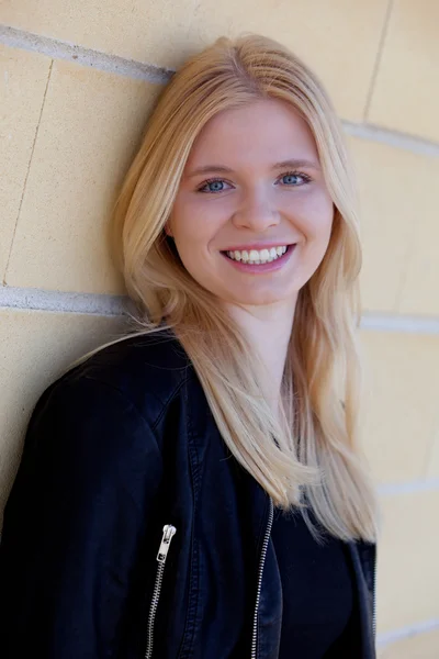 Mujer rubia bonita al aire libre — Foto de Stock