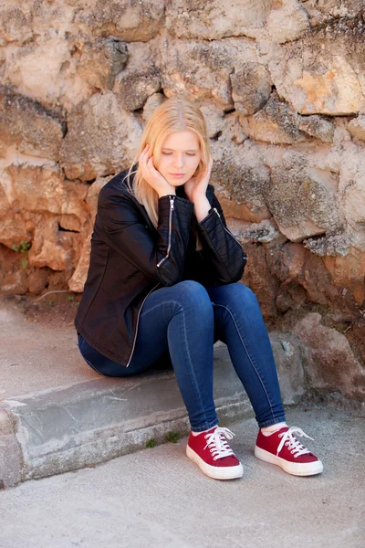 Cool Blond meisje zit buiten — Stockfoto