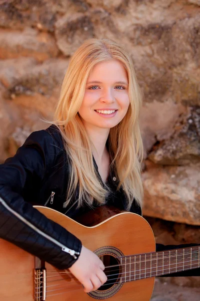 Blonde girl playing guitar outdoor — Stock Photo, Image