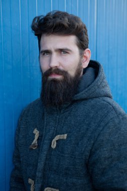 Uzun sakallı rahat hipster adam  