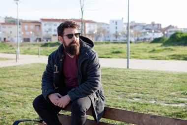 yakışıklı adam hipster uzun sakallı