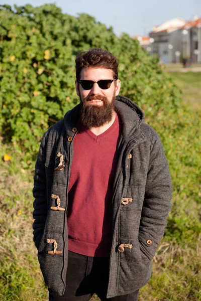 Hombre guapo hipster con barba larga — Foto de Stock