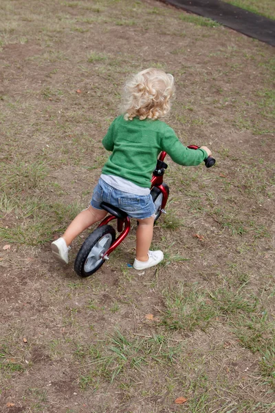 Pequeño niño montando su bicicleta —  Fotos de Stock