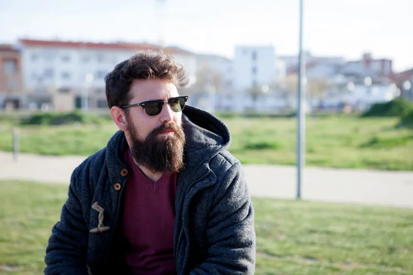 Homem bonito hipster com barba longa — Fotografia de Stock