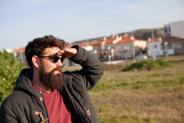 Casual hipster mand med langt skæg - Stock-foto