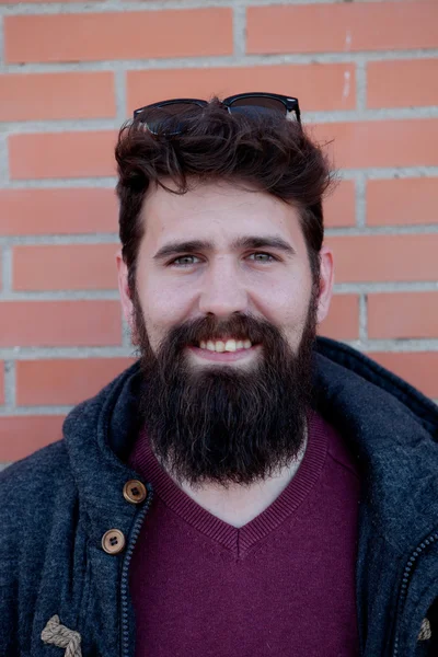 Случайный хипстер с длинной бородой — стоковое фото