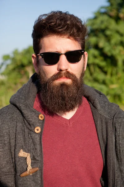 Schöner Mann Hipster mit langem Bart — Stockfoto