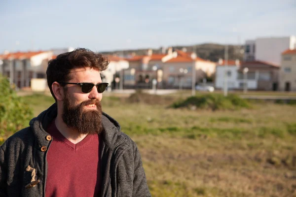 Bello hipster uomo con la barba lunga — Foto Stock
