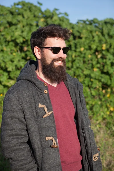 Knappe man hipster met lange baard — Stockfoto