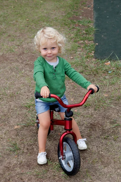 Маленька дитина їде на велосипеді — стокове фото