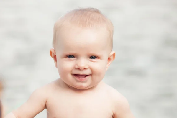 Mały chłopiec dziecko z niebieskimi oczami — Zdjęcie stockowe