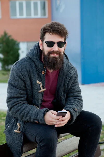 Bello hipster uomo con la barba lunga — Foto Stock