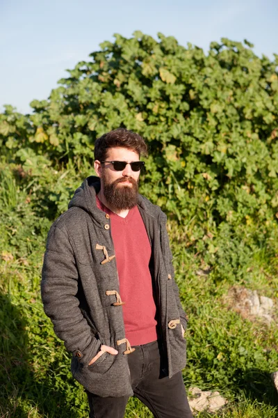 Красивый мужчина хипстер с длинной бородой — стоковое фото