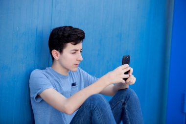 Genç genç cep telefonu ile  