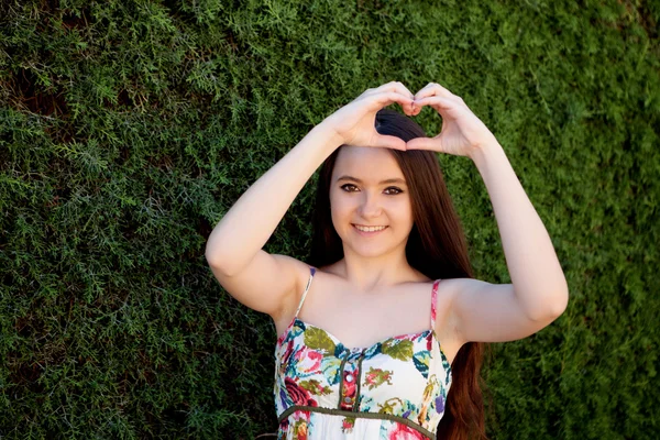 Dospívající dívka v milování srdce s rukou — Stock fotografie