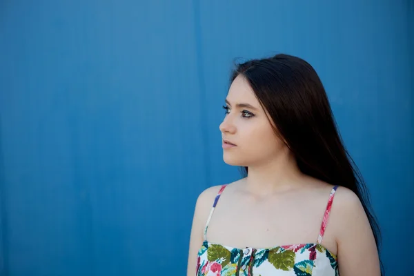 Adolescente com um fundo azul — Fotografia de Stock