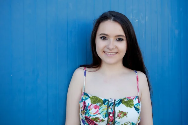 Adolescente chica con un fondo azul — Foto de Stock